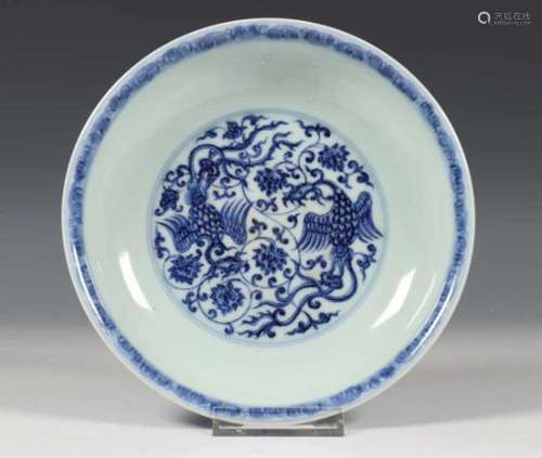 China, blauw-wit porseleinen bord in Ming stijl, 20e eeuw,met decor van feniks, diam. 20 cm. [1]200