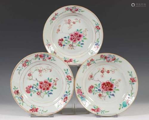 China, een set van drie famille rose porseleinen schoteltjes, Qianlong, elk gedecoreerd met