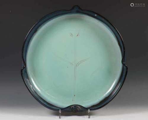 China, turquoise- en blauwgeglazuurde aardewerken lotusvormige schotel, moderngemodelleerd met