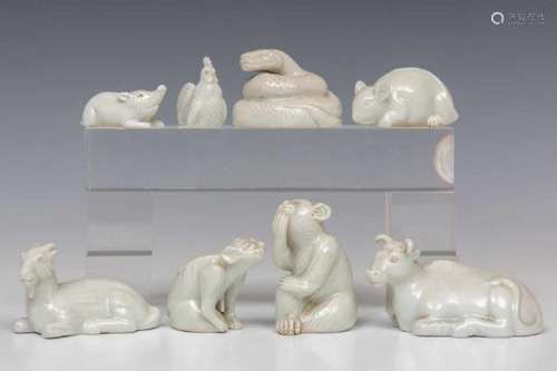 China, serie van acht diverse blanc de chine dierfiguren, 20st eeuw.Herkomst: Collectie Cserno,