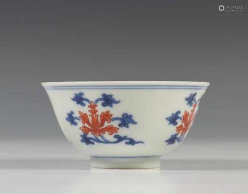 China, Imari porseleinen 'lotus' kopje, 20e eeuw,met apocrief Qianlong merk, diam. 8,6 cm [1]200