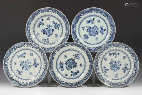 China, collectie blauw-wit porseleinen borden, Qianlong,voornamelijk decor van bloemen (kleine