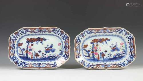 China, een paar overgedecoreerde blauw-witte dienschaaltjes, Qianlong,met decor van feniksen en