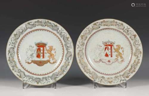 China, paar Chine de Commande wapenborden voor de Nederlandse markt, ca. 1740-1745, gedecoreerd in