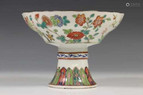 China, famille rose stemcup, ca. 1900,gedecoreerd met bloemen, de binnenzijde met dubbele perzik, h.