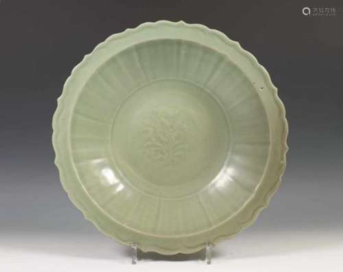 China, celadon-geglazuurde 'lotus' schotel, Ming dynastie, gemodelleerd met een centrale lotus,