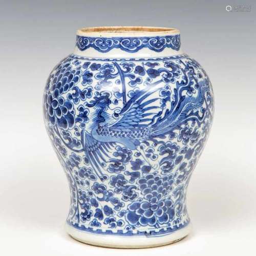 China, blauw-wit porseleinen balustervaas, 18e/19e eeuw,met decor van feniksen tussen pioenen,