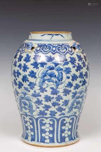 China, blauw-wit porseleinen pot, 19e eeuw,met decor van bloemen, de schouder met vier