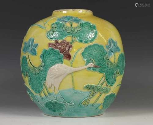 China, pate tendre geel-groene gemberpot, circa 1920met decor van kraanvogel, blindmerk (deksel