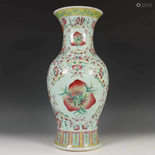 China, famille rose balustervaas, 20e eeuw,gedecoreerd met perziken en 'shou' symbolen, h. 45 cm [