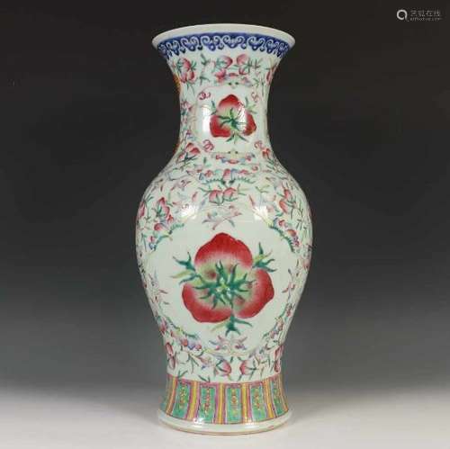 China, famille rose balustervaas, 20e eeuw, gedecoreerd met perziken en 'shou' symbolen, h. 45 cm [