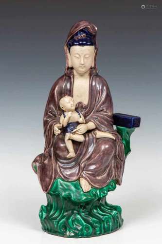 China, polychroom geglazuurd porseleinen figuur van Guanyin, 20e eeuw,zittend op een