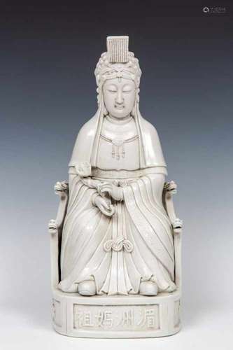 China, blanc-de-Chine figuur van Guanyin, 20e eeuw,gezeten op een drakentroon met een ruyi-scepter