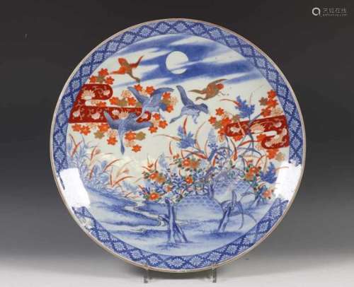 Japan, Imari schotel, Meiji periode,gedecoreerd met vogels in vlucht onder een volle maan (krasjes),