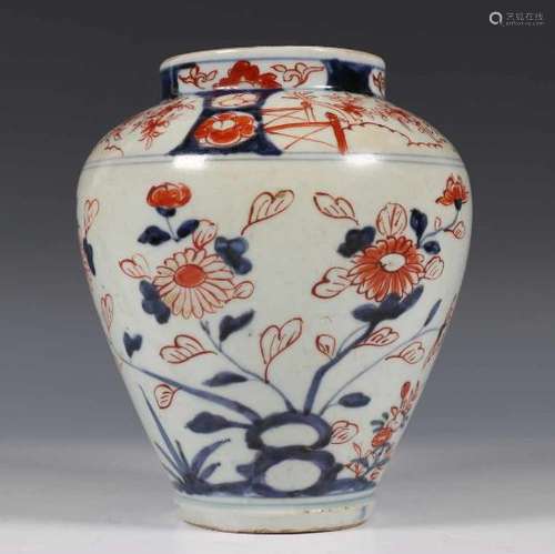 Japan, Imari vaas, Edo periode, gedecoreerd met pioenrozen en chrysanten (sterbarst), h. 17,5 cm [