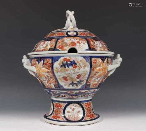 Japan, Imari terrine met deksel, Meiji periode,gedecoreerd met panelen met bloemen en antiquiteiten,