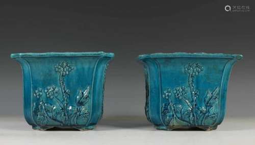 China, paar turquoise geglazuurde jardinières, 19e eeuw,de zijden gemodelleerd met prunus, bamboe en