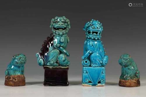 China, vier aubergine en turquoise geglazuurde boeddhistische leeuwen, late Ming-dynastie en later,