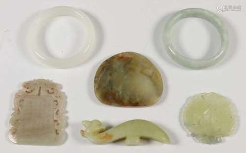 China, collectie jade en jadeite objecten, 20e eeuw, waaronder twee armbanden, twee opengewerkte