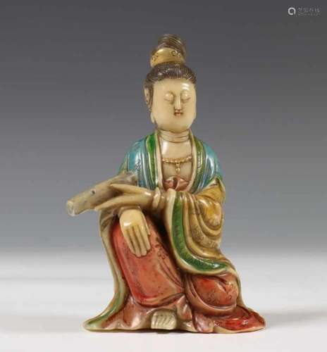 China, gekleurd spekstenen figuur van Guanyin, 19e eeuw,gezeten met een boekrol in haar hand en