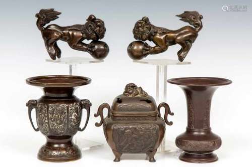 China en Japan, collectie bronzen objecten, 19e eeuw,bestaande uit twee boeddhistische leeuwen,