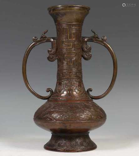 China, bronzen archaistische vaas, 18e eeuw,het lichaam gemodelleerd met golven, de lange hals met