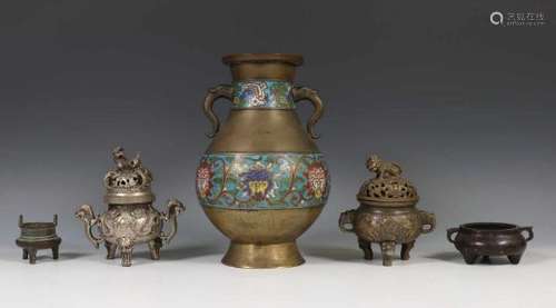 China, cloisonne vaas met lotus, ca. 1900,met olifanthengsels, samen met vier verschillende