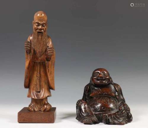 China, houten figuur van Budai en houten figuur van Shoulao, Qing dynastie,Budai gezeten met dikke