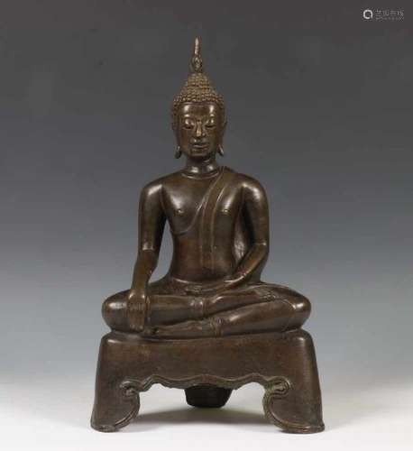 Thailand, een bronzen Boeddha, 20e eeuw,zittend in lotushouding op troon, h. 29 cm [1]200