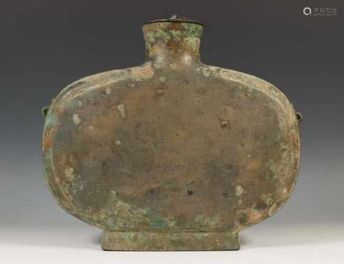 China, bronzen bianhu vaas, mogelijk Han dynastie,bedekt met een grijsgroen patina, met deksel,