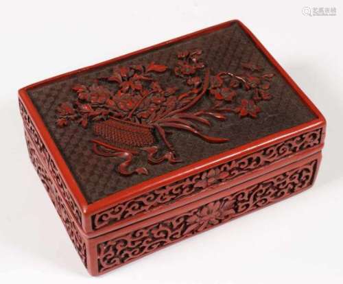 China, rechthoekig cinnabar lakwerk dekseldoosje, ca. 1900, de deksel gesneden met bloemenmand, de