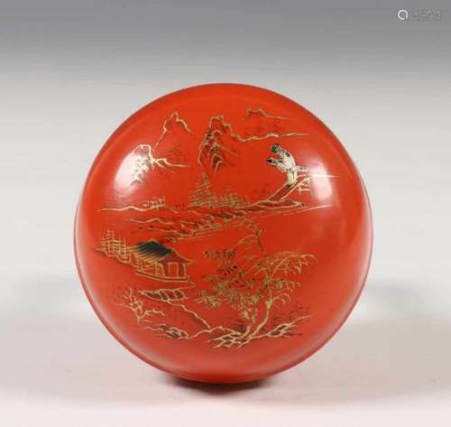 China, rood lakwerk rond theedoosje, ca. 1900,gedecoreerd met een figuur in een rivierlandschap,