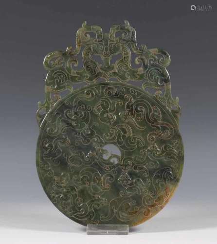 Groen jadeiet plaquette, 20e eeuw,met reliëf van archaïsche motieven, l. 21, br. 15 cm. [1]300