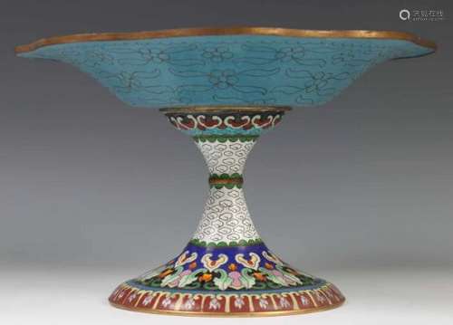 China, cloisonne tazza, 20e eeuw,ingelegd met patroon van pioenrozen, restauratie, h. 15,5 cm 80