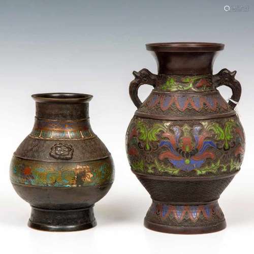 China, twee cloisonne bronzen vazen, 19e eeuw,ingelegd met polychrome lotus (slijtage emailles),