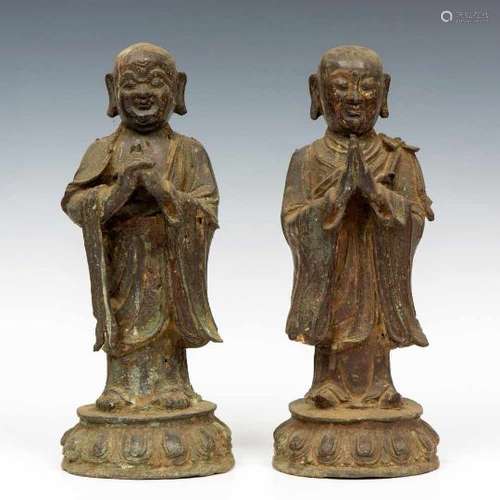 China, twee bronzen figuren van Luohan, Ming-dynastie,beide staande met gevouwen handen op een