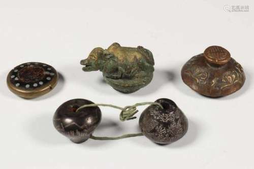 China, diverse bronzen objecten,waaronder een opiumgewicht, herkomst: Collection Cserno,