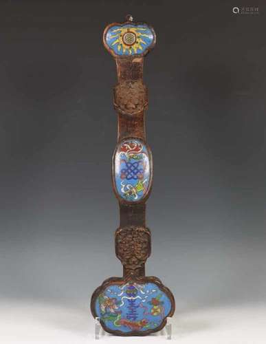 China, cloisonne en houten ruyi scepter, 19e/20e eeuw,de gesneden houten scepter ingelegd met