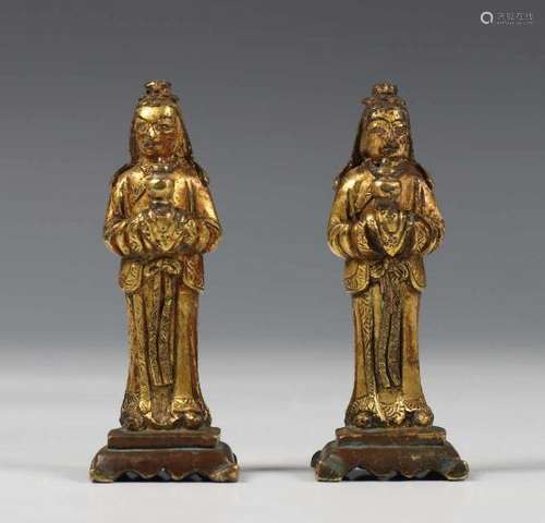 China, een paar vuurverguld bronzen tempeldienaren, 18e-19e eeuwCollectie Cserno, Amsterdam, h. 7