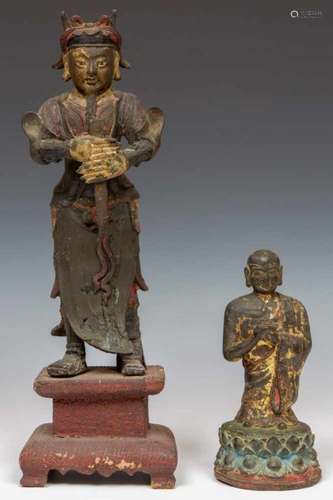 China, gietijzeren beeld van staande wachter, 19e eeuw,met scepter in hand en polychrome