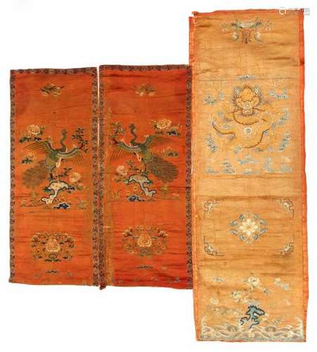 China, drie geborduurd zijden doeken, ca. 1800,één met voorstelling van draak tussen de wolken,