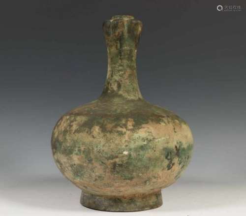 China, antiek bronzen 'garlic head' ofwel 'suantouping' vaas in Han ofwel archaische stijl,met groen