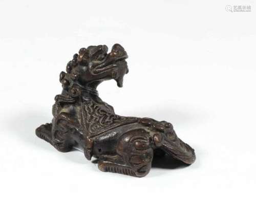 China, bronzen sculptuur van Kylin, 19e eeuwmet een zadel waarop florale motieven, l. 7 cm. [1]400