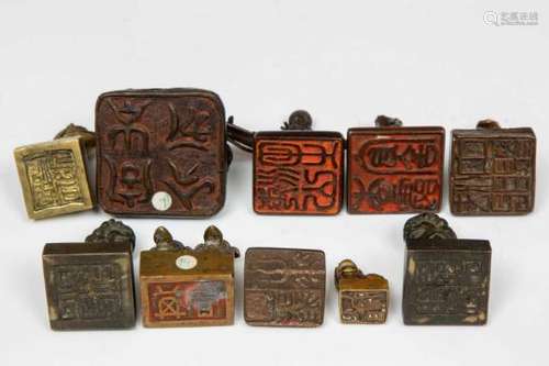 China, tien bronzen naamzegels, 20st eeuw.bekroond met diverse dierfiguren. Herkomst: Collectie