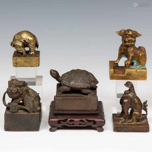 China, vijf bronzen, ijzeren en koperen naamzegels , w.b. ca. 1900met dierfiguren versierd een in de