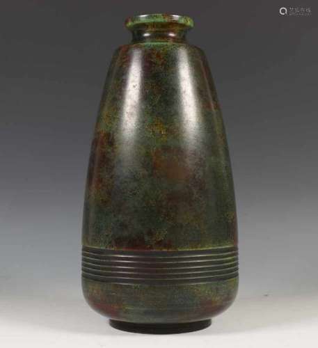 Japan, bronzen art deco vaas, 20e eeuw,met groen patina en horizontale ribben, gesigneerd, h. 27,5