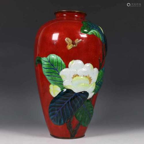 Japan, bronzen cloisonné vaas, Taisho periode, met decor van bloemen in relief op een rode