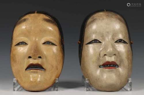 Japan, twee houten Noh theater maskers, ca. 1900,voorstellende edelvrouwen in de gedaante van 'Zo-