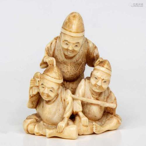 Japan, ivoren netsuke, Meiji periode,van drie mannen (hersteld), herkomst: Collectie Cserno,