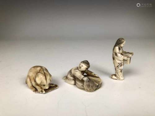 Japan, drie verschillende ivoren netsuke, Meiji periode;hondje met amber ingelegde ogen, natuurlijke